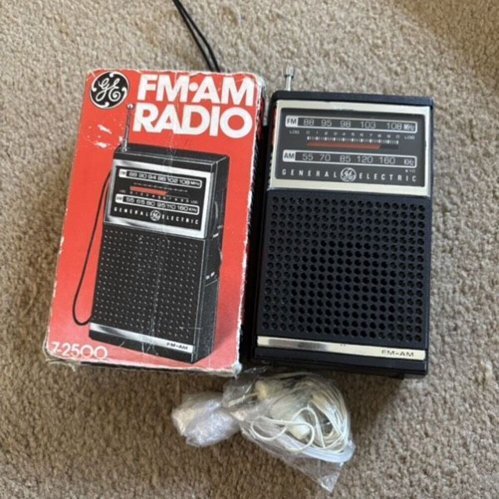 GE General Electric 7-2500 FM-AM Radio *Read*